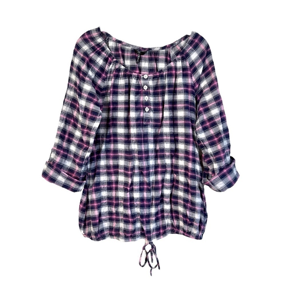 DAISY FUENTES, PURPLE & WHITE, PLAID TOP. ROUND ELASTIC NECKLINE. SIZE M